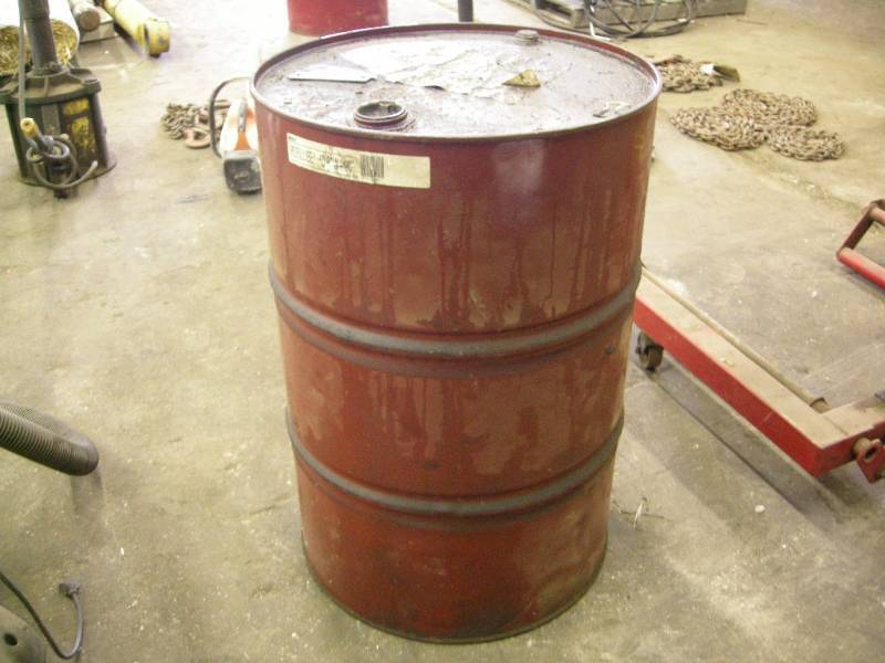 lot 194 image: Barrel Mobilube HD80W-90 Oil