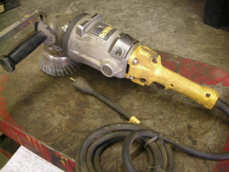 lot 212 image: DeWalt 7in Angle Sander