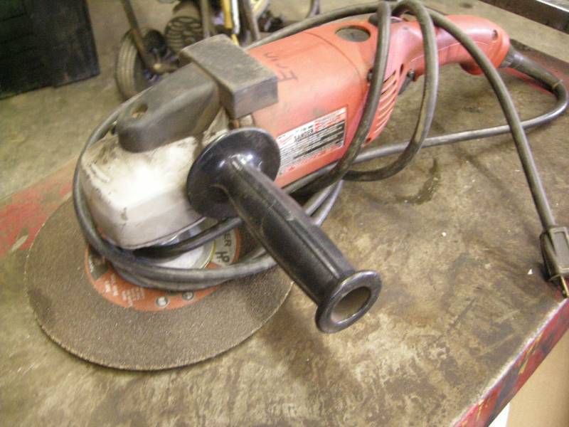 lot 213 image: Milwaukee 7in Sander