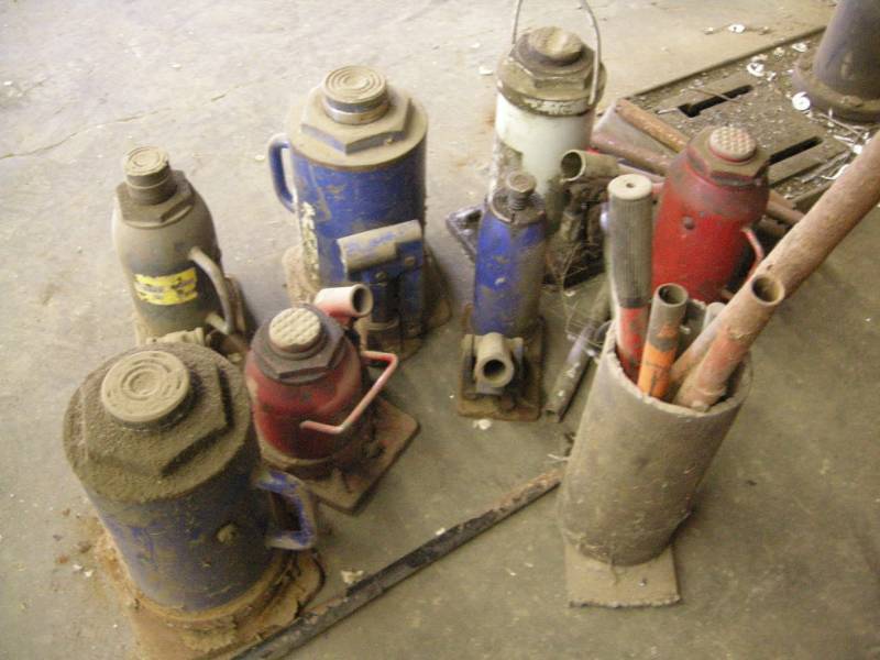 lot 216 image: 7 Hydraulic Bottle Jacks