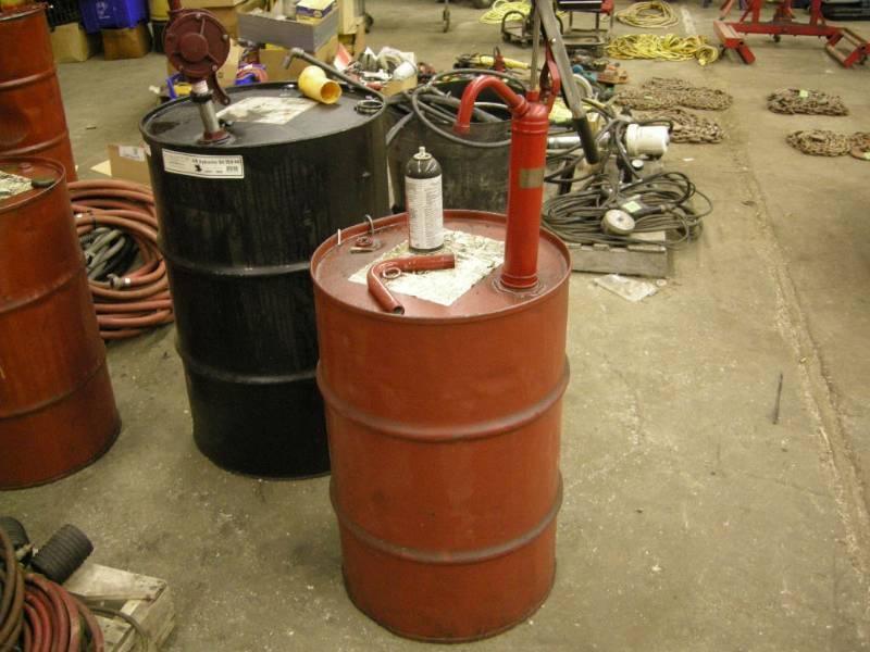 lot 250 image: Empty 30gallon Oil Barrel and pump