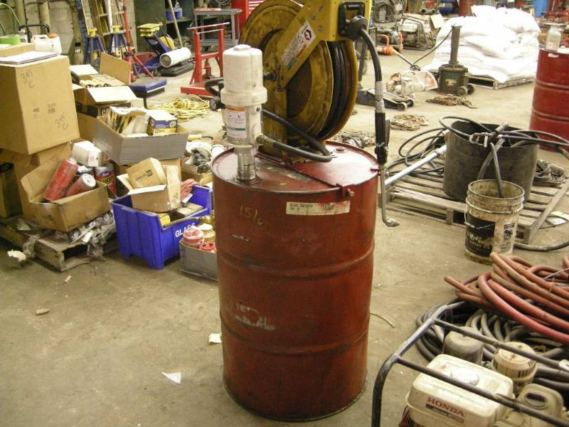lot 252 image: Delvac 1300 Super 15W-40 Oil Barrel, Pump, Hose Reel