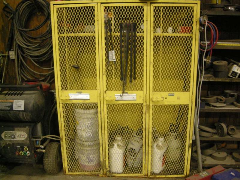 lot 268 image: 3 Stall LockerStorage Cabinet