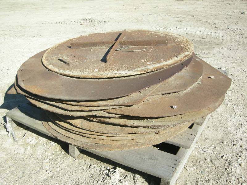 lot 367 image: Pallet Round Metal SheetCovers