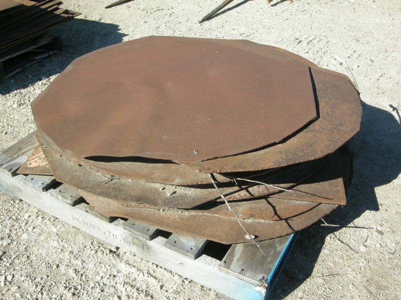 lot 368 image: Pallet Round Metal SheetCovers
