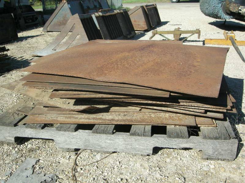 lot 369 image: Pallet Round Metal SheetCovers