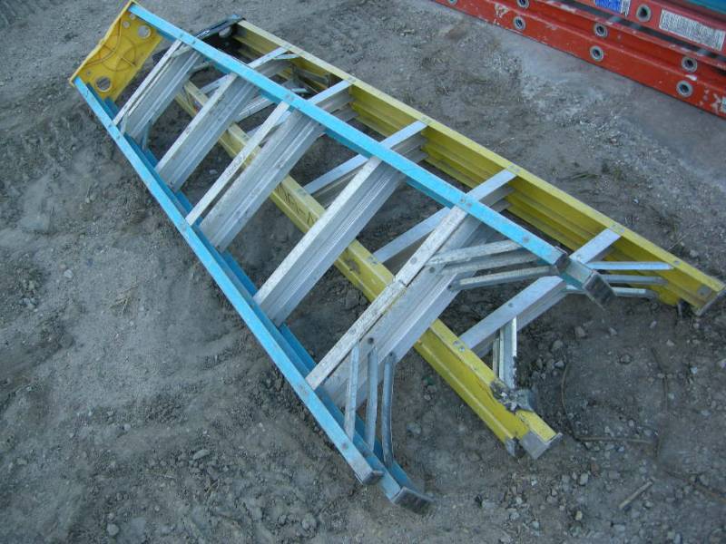 lot 476 image: 2 Fiberglass Step Ladders