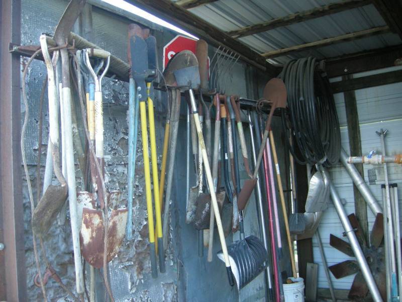 lot 479 image: Shovels, Rakes, Diggers