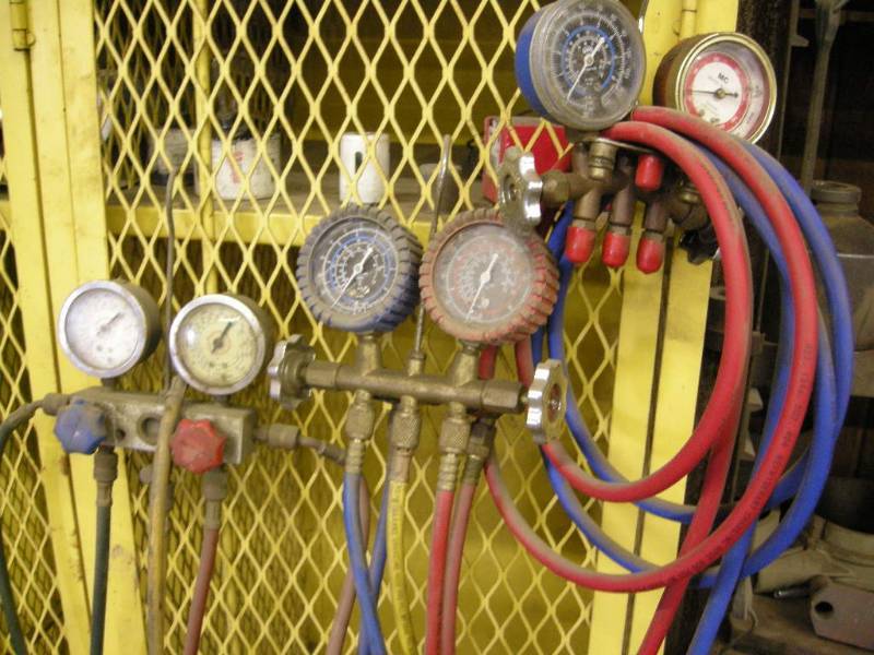 lot 426 image: Refrigerant Charging Sets