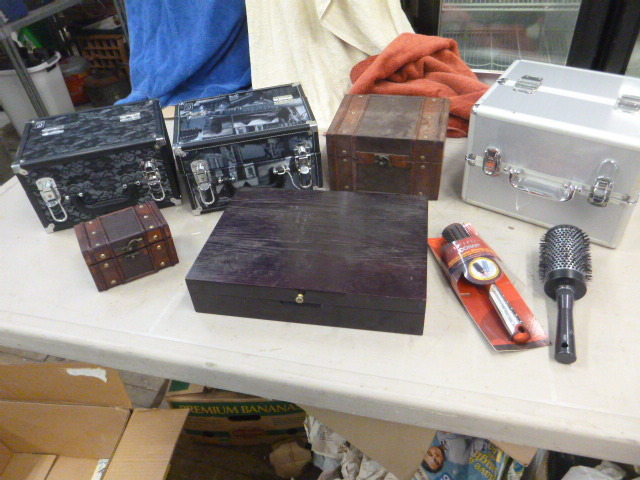 lot 75 image: Make-Up Cases