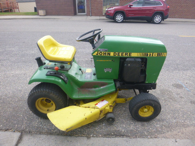 lot 5 image: John Deere Riding Lawn Mower