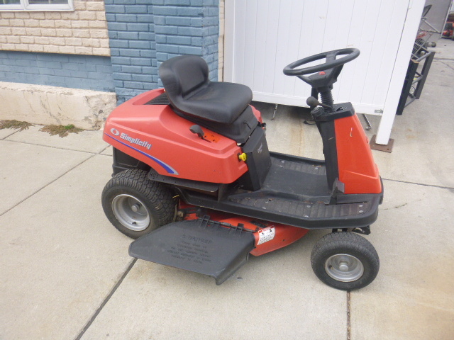 lot 7 image: Simplicity Coronet Riding Lawn Mower