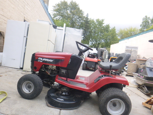 lot 8 image: Murray Riding Lawn Mower