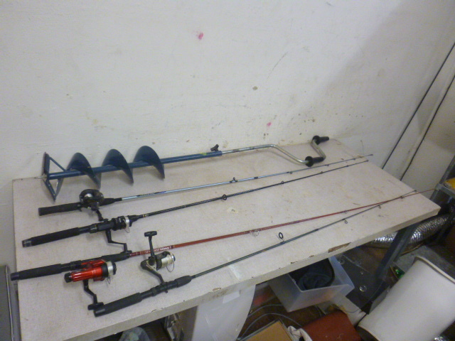 lot 24 image: 4 Fishing Rods and Reels and Auger