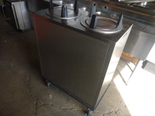lot 10 image: Lakeside Buffet Plate Holder