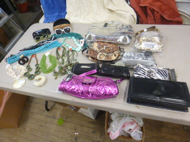 lot 37 image: NEW Purses and Jewelry