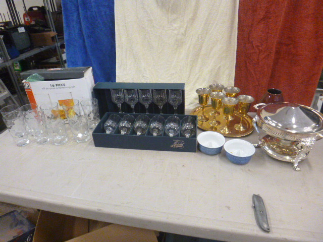 lot 39 image: Glassware