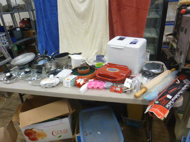 lot 40 image: Kitchen Items