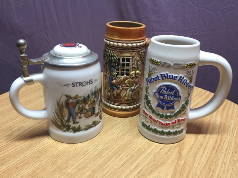 lot 65 image: Pabst Blue Ribbon & Strohs Mugs