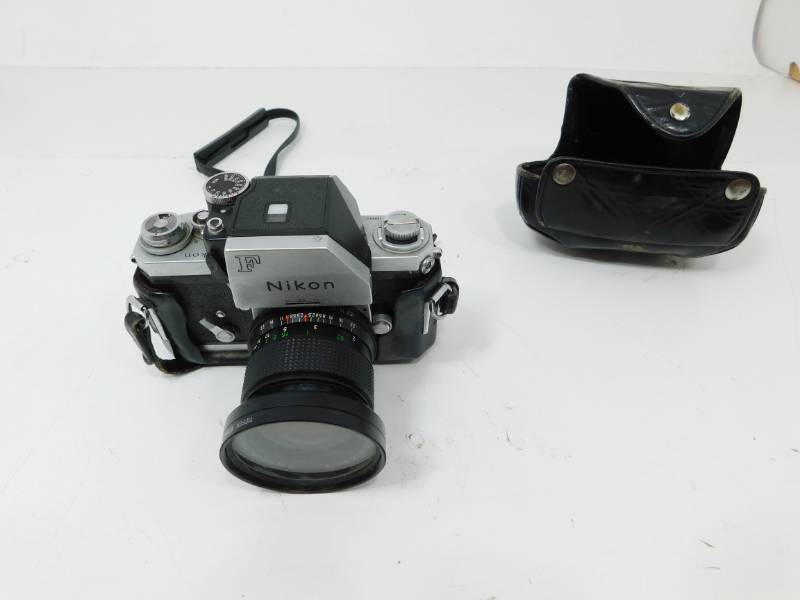 lot 18 image: Vintage Nikon F Photomic 35mm SLR Film  (In Carrying Case)