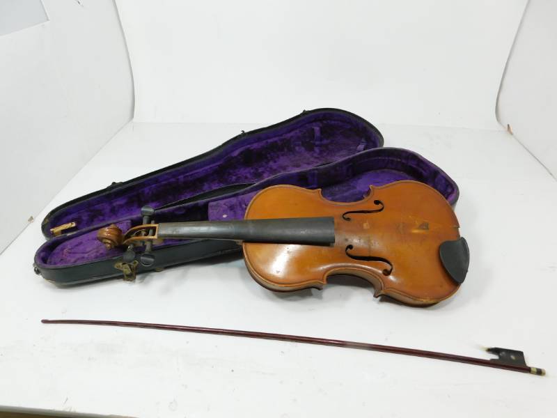 lot 28 image: VintageAntique Violin In Case