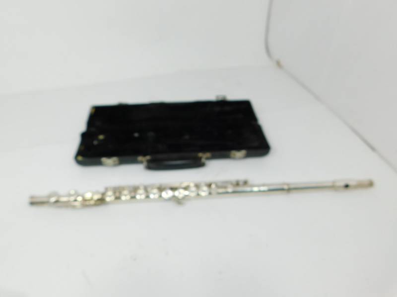 lot 30 image: Original King 610 Student Flute w Carrying Case