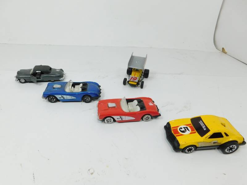 lot 44 image: Five Toy Metal Collectors Vehicles