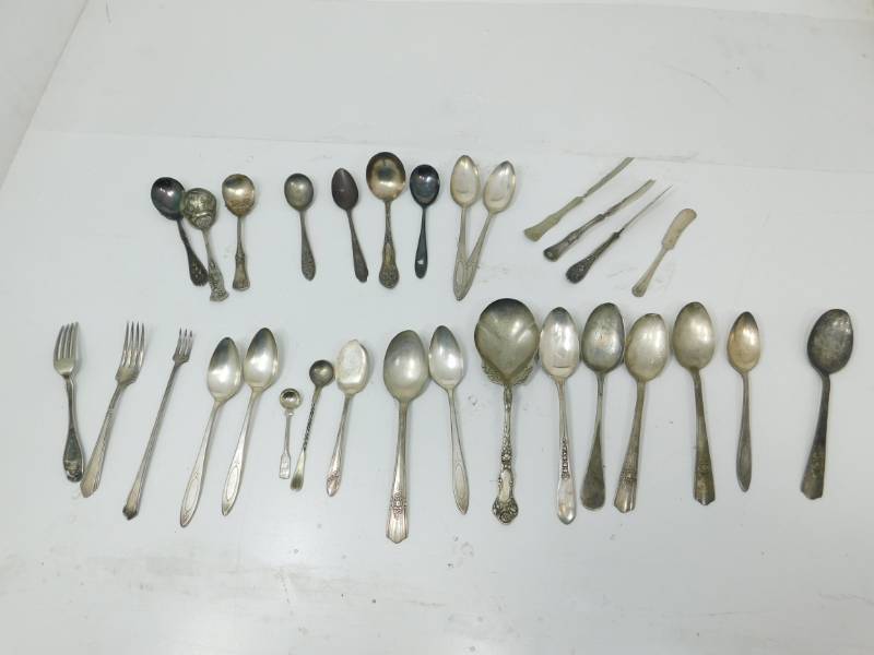 lot 52 image: Thirty Miscellaneous Antique Silver Plate Silverware Pieces