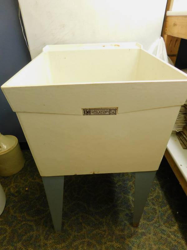 lot 72 image: ELM Utilatub  Model 18
