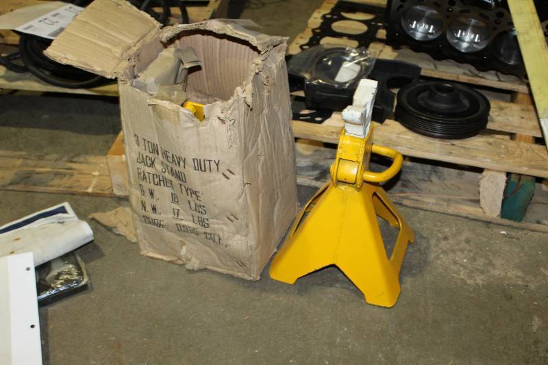 lot 23 image: Lot of (2) 3-Ton Heavy Duty Jack Stands
