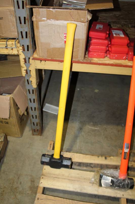 lot 27 image: Sledgehammer w Fiberglass Handle