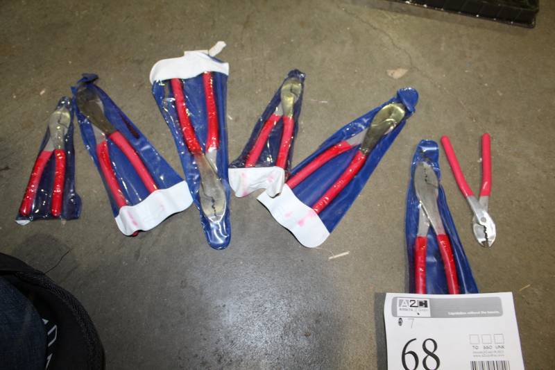 lot 68 image: Lot of (7) Pliers