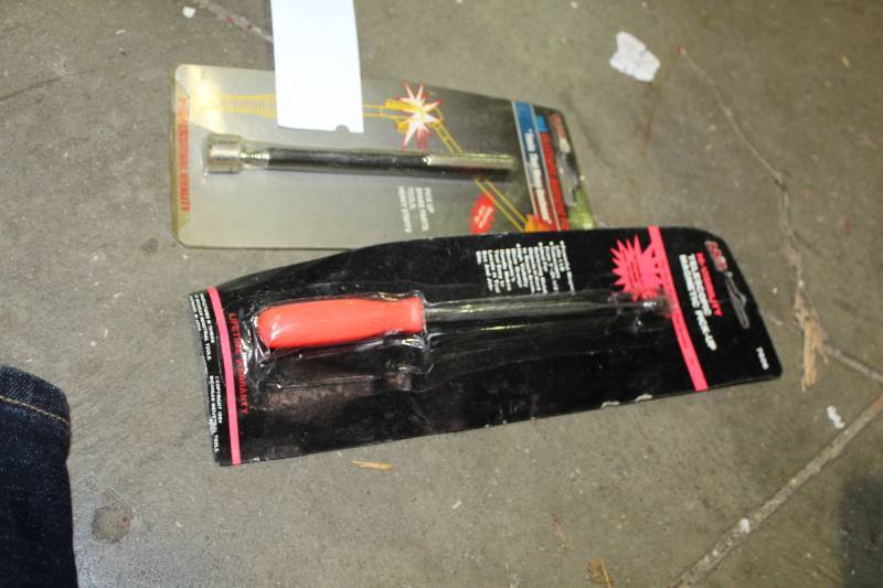 lot 129 image: Lot of (2) Magnetic Pickups - MIT Hi-Visibility Telescopic, GRIP 10lb. Telescopic
