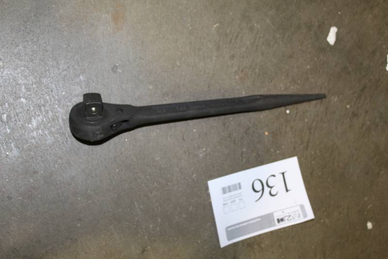 lot 136 image: T&E Tools 34in., 12in. Dual Head Chrome Vanadium Ratchet