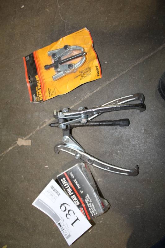 lot 139 image: Lot of (3) Gear Pullers