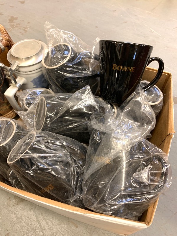 lot 314 image: LOT OF DRINKWARE  MUGS