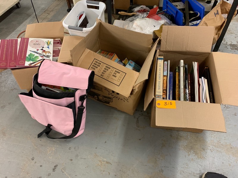 lot 315 image: LARGE LOT OF BOOKS
