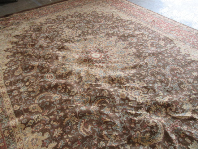 lot 318 image: ROOM SIZE AREA RUG