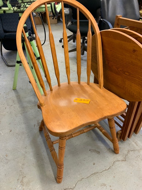 lot 335 image: WOOD TV TRAYS & CHAIR