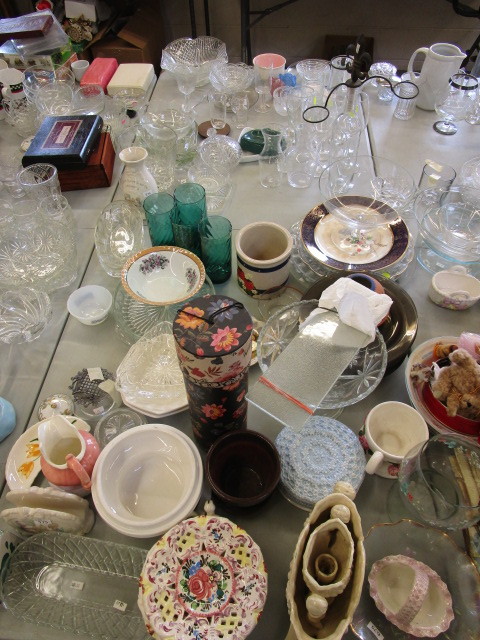 lot 365 image: ASSORTED GLASSWARE, PORCELAIN AND PLASTIC DISHES