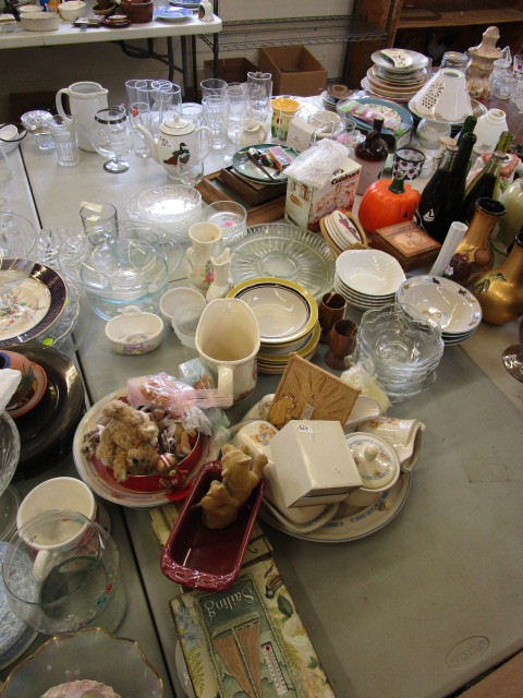 lot 366 image: ASSORTED GLASS, PORCELAIN & WOOD KITCHENWAREHOME DECOR