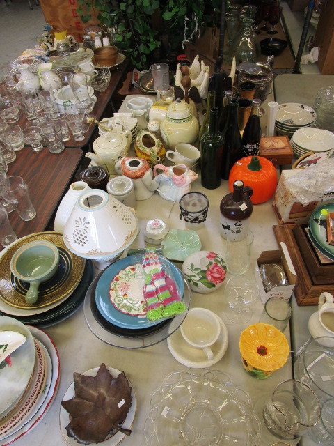 lot 367 image: ASSORTED PORCELAIN, PEWTER, GLASS & WOOD HOME DECOR