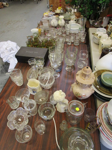 lot 368 image: ASSORTED GLASSWARE & PORCELAIN