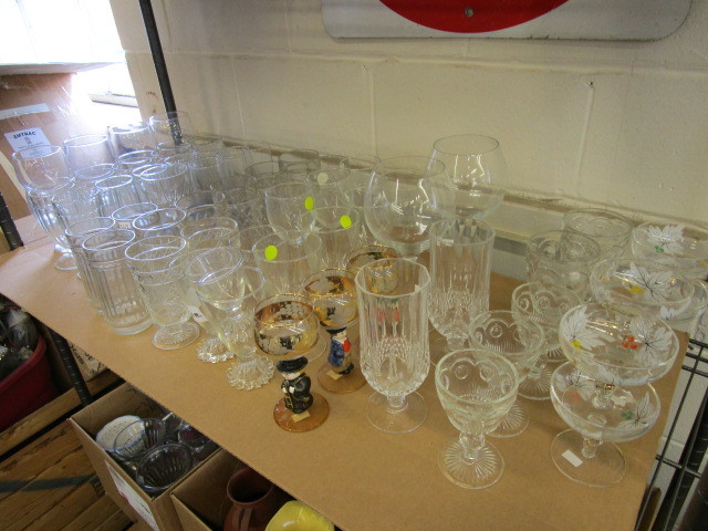 lot 369 image: ASSORTED GLASS & STEMWARE
