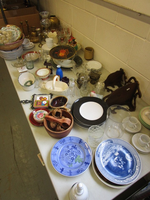lot 370 image: ASSORTED PORCELAIN, GLASS & COPPER HOME DECOR