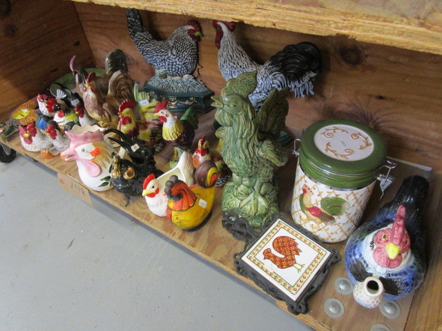 lot 371 image: CHICKEN-THEMED PORCELAIN HOME DECOR