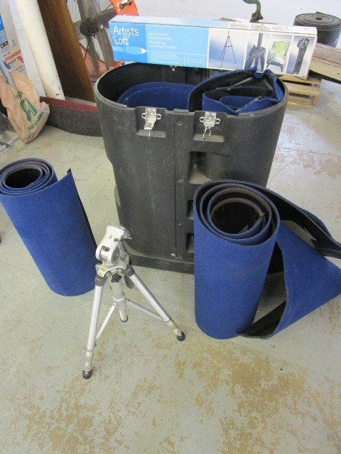 lot 376 image: LIGHTING DISPLAY KIT  EASEL  TRIPOD