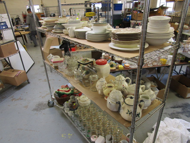 lot 381 image: ASSORTED GLASSWARE & PORCELAIN