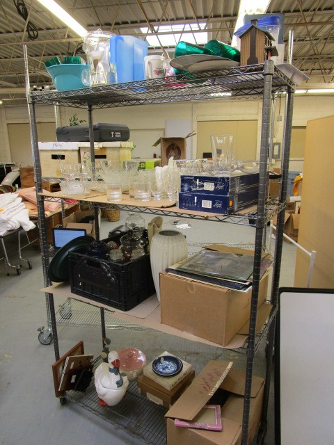 lot 382 image: ASSORTED GLASS, PORCELAIN & PLASTIC HOME DECOR