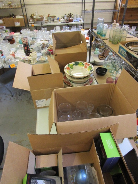 lot 384 image: ASSORTED GLASSWARE & PORCELAIN